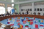 Mesa redonda con las banderas de la UE y sus países miembros en el centro.