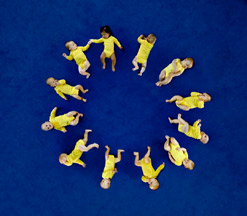 Bebés em círculo simbolizando as estrelas da bandeira europeia 