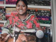 Bangladeshi Frau an einer Nähmaschine