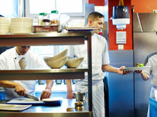 Des hommes travaillent dans la cuisine d’un restaurant (Andrei n’apparaît pas sur cette photo)