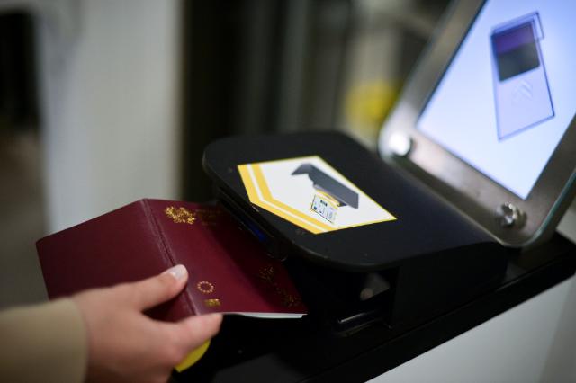 Corte UE: Il cittadino di un paese terzo che entra illegalmente nell'Unione europea non può essere sanzionato per favoreggiamento dell'ingresso illegale per il solo fatto di essere accompagnato dal figlio minorenne