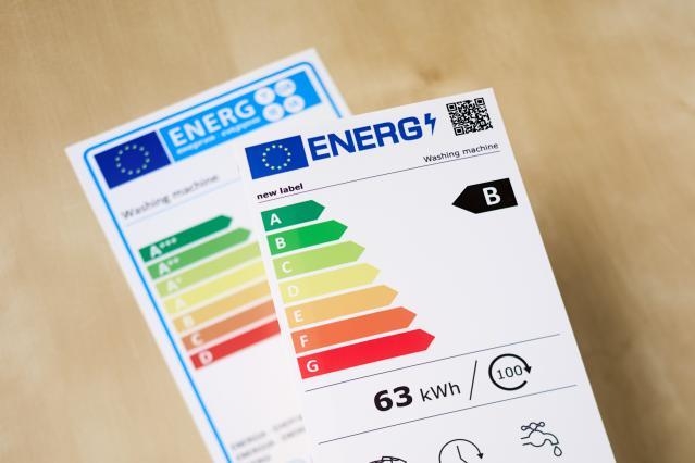 The old EU energy label, on the left, and the new energy label, on the right, with a QR code 