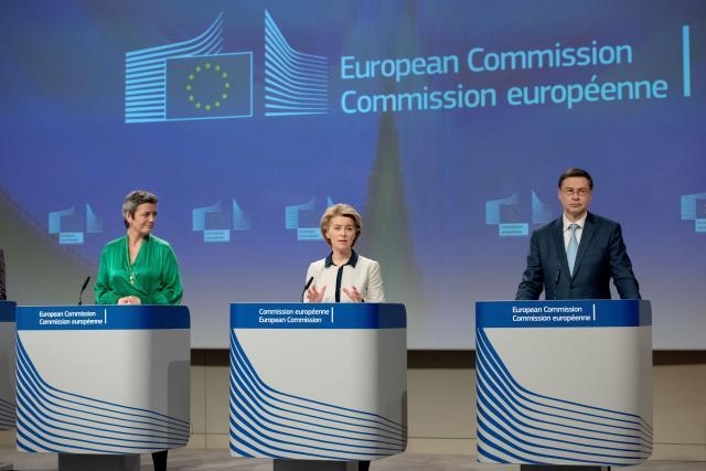Perskonferensie van Ursula von der Leyen, president van die Europese Kommissie, Margrethe Vestager en Valdis Dombrovskis, uitvoerende vise-presidente van die Europese Kommissie