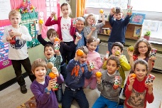  Dacian Cioloş mit Schulkindern