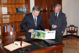 02/05/11 - President of the Autonomous Community Ramón Luis Valcárcel presenting VP Tajani with an atlas of the Murcia region