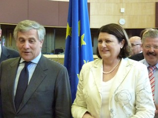 28/06/11 - "Vice-President Tajani and Commissioner Geoghegan-Quinn receive the final report of the High-Level Expert Group on Key Enabling Technologies" in the Berlaymont © EC