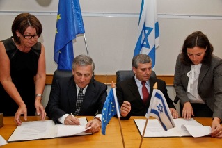 30/10/11 - Meeting Vice-President Tajani with Mr. Shalom Simhon, Minister of Industry, Trade and Labor and signing of two cooperation agreements with Israel in the field of space and tourism