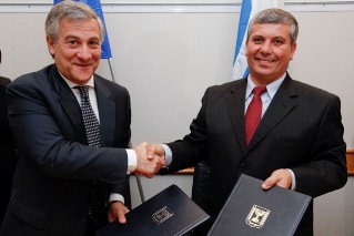 30/10/11 - Meeting Vice-President Tajani with Mr. Shalom Simhon, Minister of Industry, Trade and Labor and signing of two cooperation agreements with Israel in the field of space and tourism