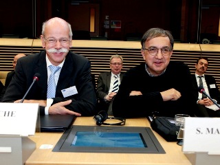 02/12/11 - M. Zetsche, CEO Daimler AG at the left, M. Marchionne, CEO Fiat