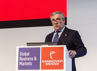 08/04/13 - Tajani at Hannover Fair on the podium of the panel "Global Business and Market" © HANNOVER MESSE