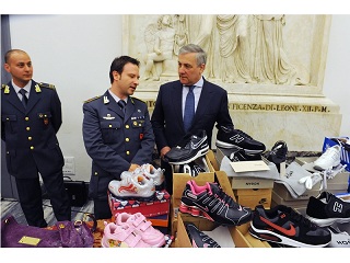 19/04/13 - Tajani looking at counterfeit products during the conference in Rome © COMUNE DI ROMA