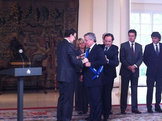 14/05/13 - Tajani receives the Gran Cruz de la Orden del Mérito Civil from President Mariano Rajoy in Madrid © EUROPEAN COMMISSION