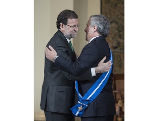 14/05/13 - Mariano Rajoy, Prime Minister of Spain, on the left, decorates Antonio Tajani with the Grand Cross of Civil Merit © European Union