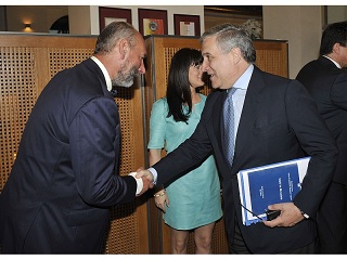 08/07/13 - Handshake between Tomas Malatinsky, Slovakian Minister for Economy, on the left, and Antonio Tajani © European Union