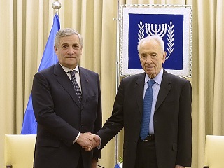 22/10/13 - Shimon Peres, President of Israel, on the right, and Antonio Tajani, during his Mission for Growth to Israel © European Union
