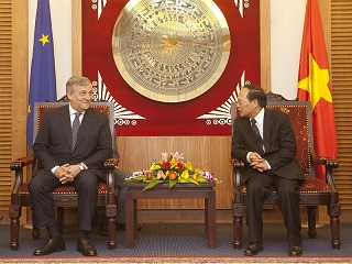 13/11/13 - Hoàng Tuấn Anh, Vietnamese Minister for Culture, Sports and Tourism, on the right, and Antonio Tajani © European Union