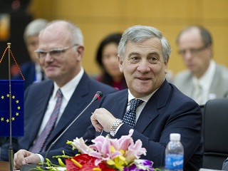 13/11/13 - Antonio Tajani, in the centre, and Franz Jessen, Head of the EU Delegation to Vietnam, on the left © European Union