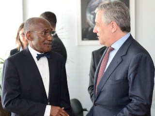 01/04/14 - Signature of Copernicus by the EC and the African Union Commission. Discussion between Martial De-Paul Ikounga, on the left, and Antonio Tajani © European Union