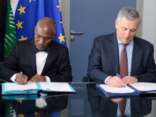 01/04/14 - Signature of Copernicus by the EC and the African Union Commission. Martial De-Paul Ikounga, on the left, and Antonio Tajani © Euroepan Union