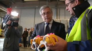 23/06/11 - Antonio Tajani doublechecks the safety of imported toys at the harbour of Rotterdam © EbS