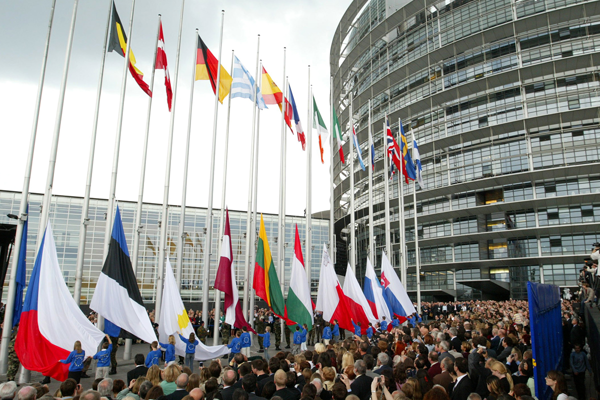 The European Union welcomes 10 new Member States