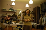 Fjorella, 50 g., vada apģērbu veikalu Boloņā, Itālijā. Pirms tam divus gadus bija bezpajumtniece.