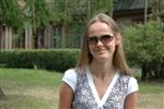 Sarmite Gromska, de 21 de ani, primeşte materiale de studiu gratuite în Braille de la Universitatea Letonă din Riga.