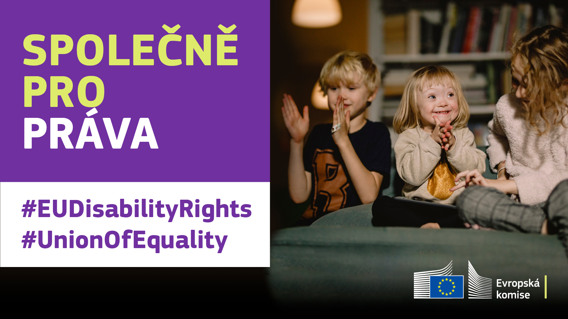 Tři děti si spolu šťastně hrají. Jedno z nich má Downův syndrom. Text: Společně pro práva, #EUDisabilityRights, #UnionOfEquality.