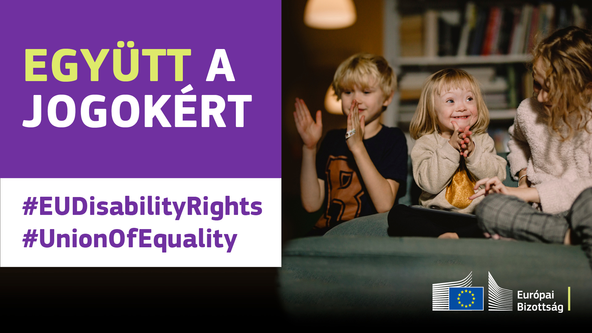 Három gyermek vidáman játszik együtt. Egyikük Down-szindrómás. A kép felirata: együtt a jogokért, #EUDisabilityRights, #UnionOfEquality.