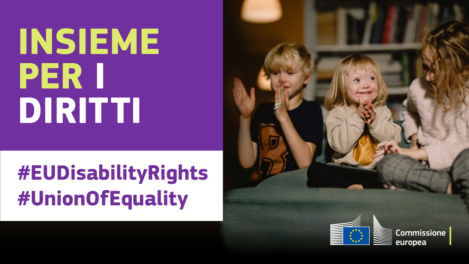 Tre bambini giocano insieme felici. Una di loro ha la sindrome di Down. Il testo recita: insieme per i diritti, #EUDisabilityRights, #UnionOfEquality.