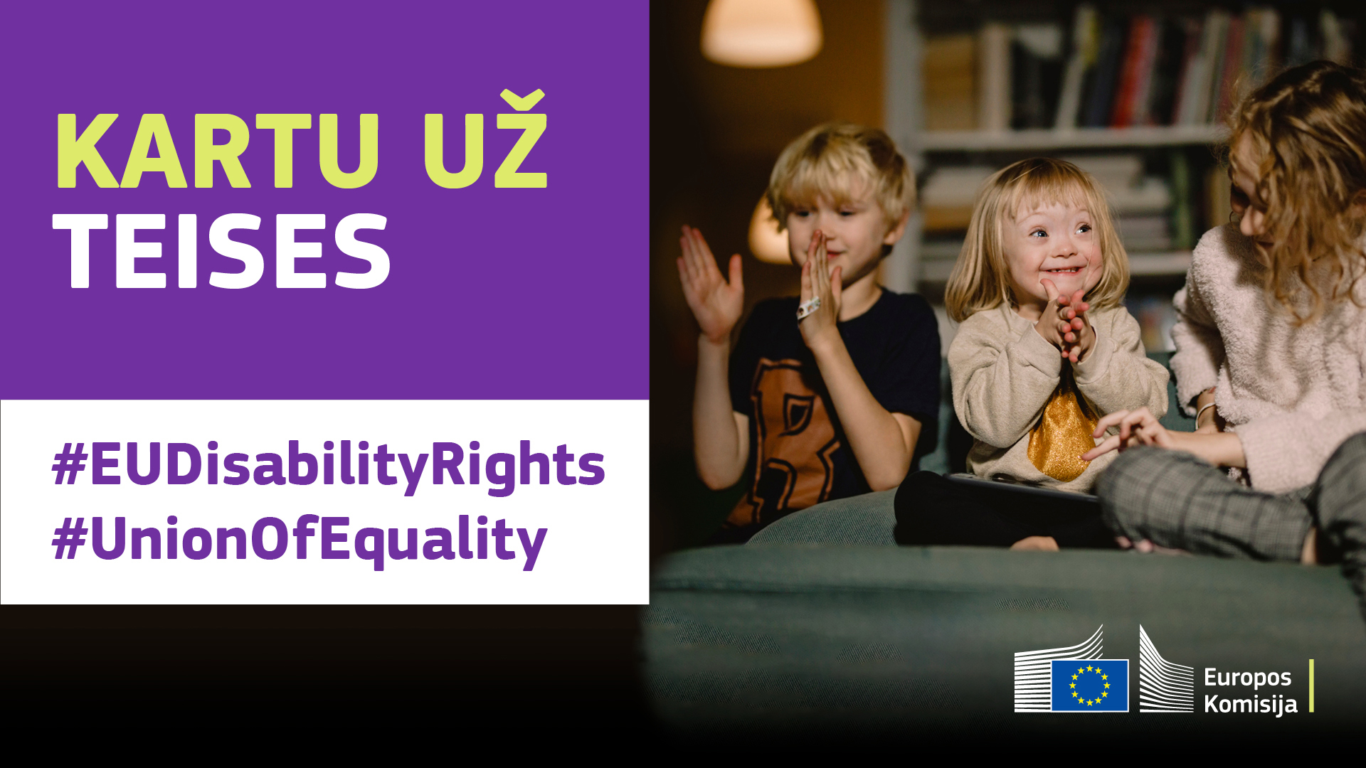 Trys vaikai smagiai kartu žaidžia. Vienas vaikas serga Dauno sindromu. Tekste rašoma: kartu už teises, #EUDisabilityRights, #UnionOfEquality.