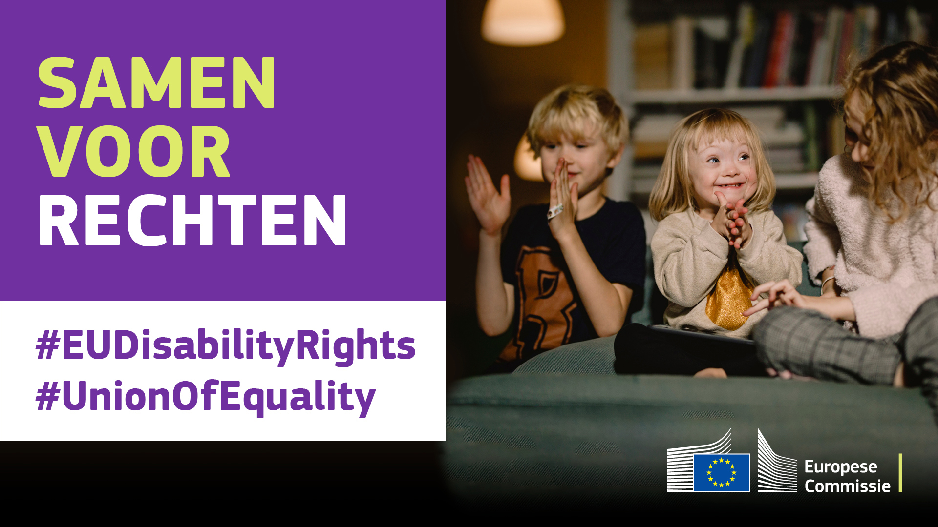 Drie kinderen die blij samen aan het spelen zijn. Eén kind heeft syndroom van Down. Tekst: Samen voor rechten, #EUDisabilityRights, #UnionOfEquality.