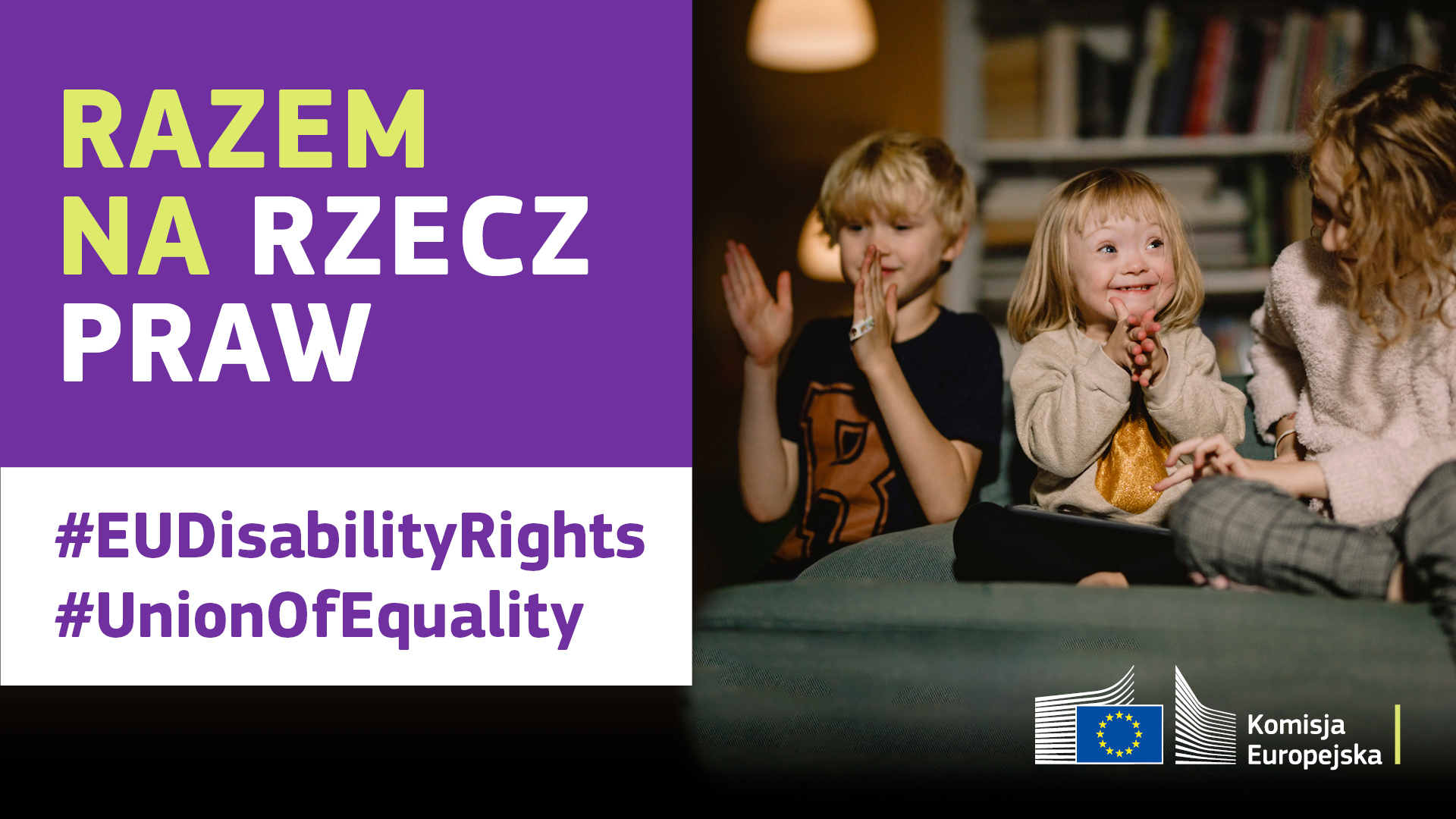 Trójka dzieci wesoło spędza czas na wspólnej zabawie. Jedno z nich ma zespół Downa. Napis o treści: razem na rzecz praw, #EUDisabilityRights, #UnionOfEquality.