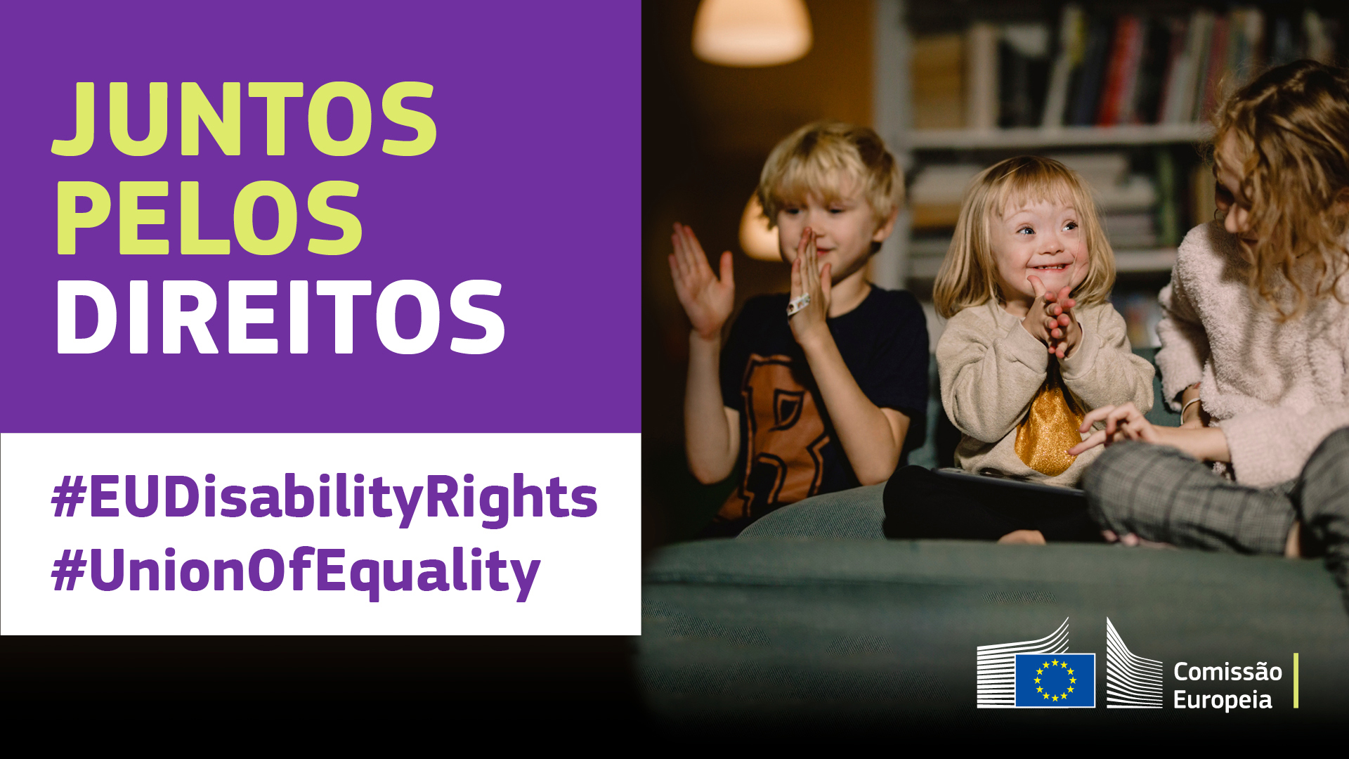 Três crianças felizes a brincar juntas. Uma tem síndrome de Down. Texto: juntos pelos direitos, #EUDisabilityRights, #UnionOfEquality.