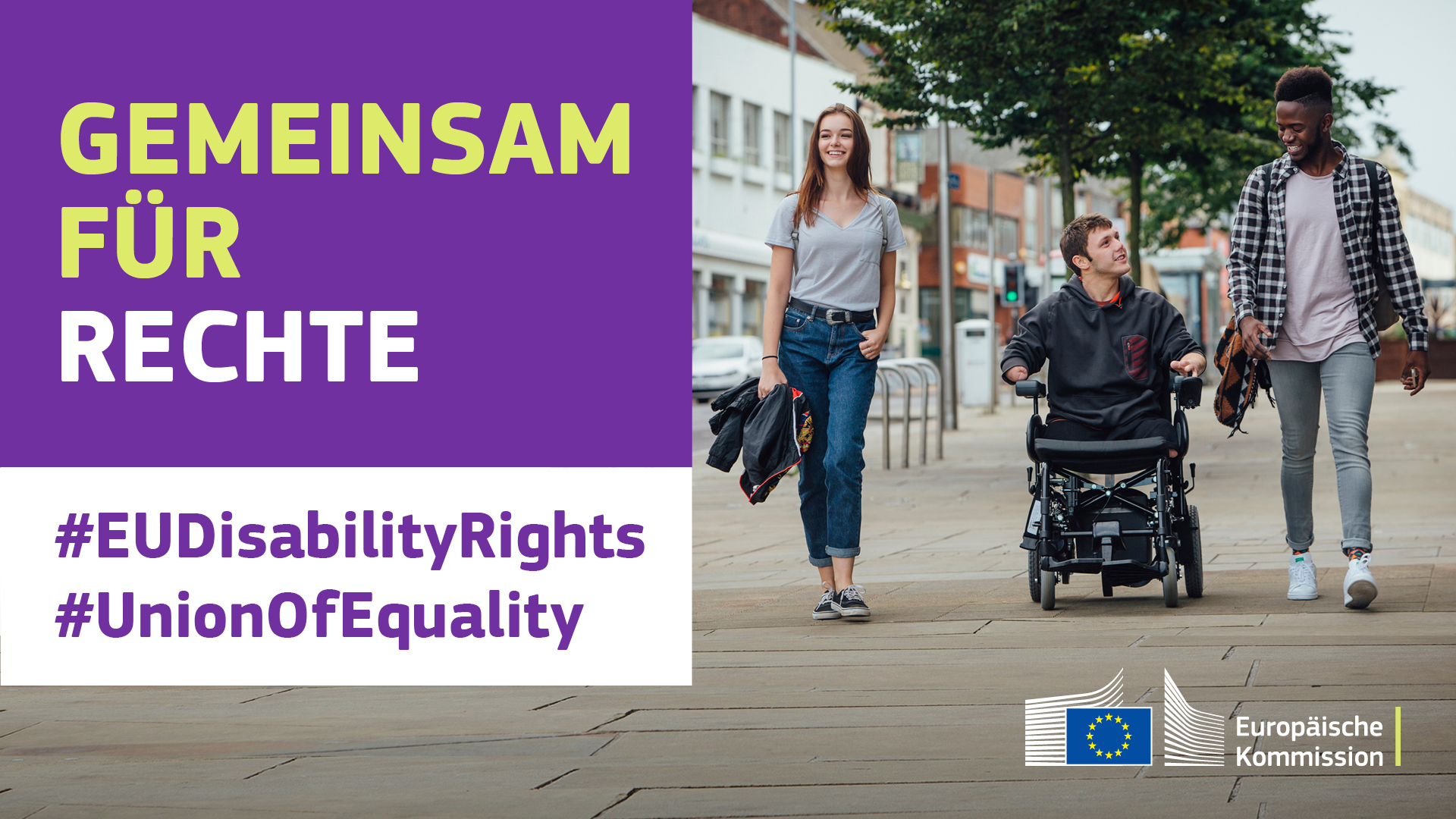 Drei junge Menschen auf dem Weg durch eine Stadt. Einer ist im Rollstuhl. Text besagt: Gemeinsam für Rechte, #EUDisabilityRights, #UnionOfEquality.