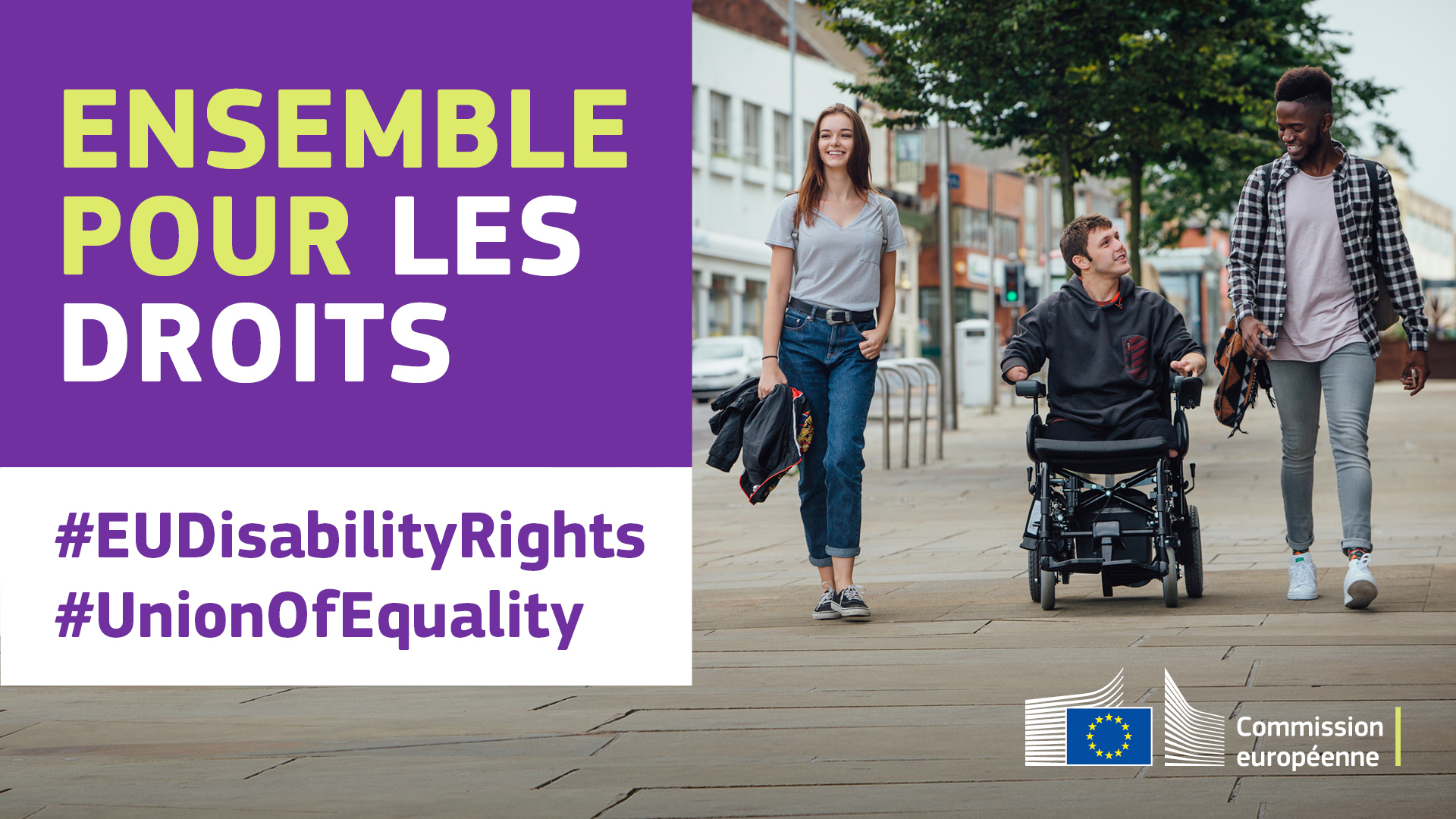 Trois jeunes gens se promènent dans la ville. L’un d’eux est en fauteuil roulant. Texte disant: ensemble pour les droits, #EUDisabilityRights, #UnionOfEquality.