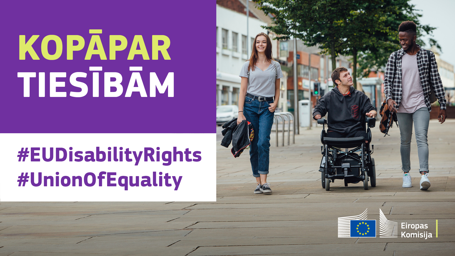 Trīs jaunieši pastaigājas pilsētā. Viens no viņiem pārvietojas ratiņkrēslā. Teksts: kopā par tiesībām, #EUDisabilityRights, #UnionOfEquality.
