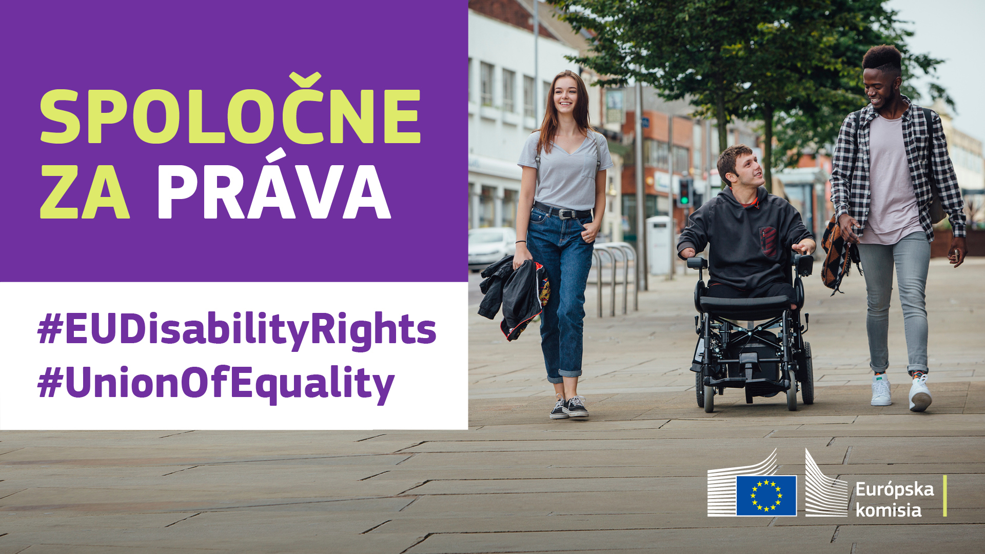 Traja mladí ľudia sa prechádzajú po meste. Jeden z nich je na invalidnom vozíku. Text znie: spoločne za práva, #EUDisabilityRights, #UnionOfEquality.