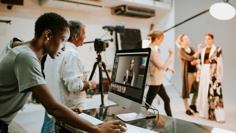 woman looking at a photo on the computer screen during a photographic session.