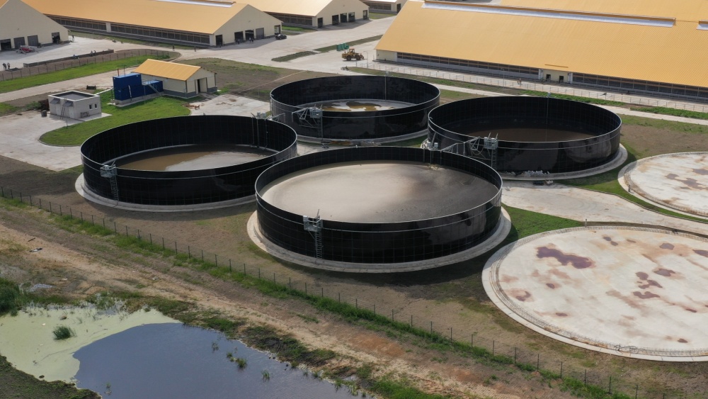 Storage of manure in 4 big round facilities and storage houses