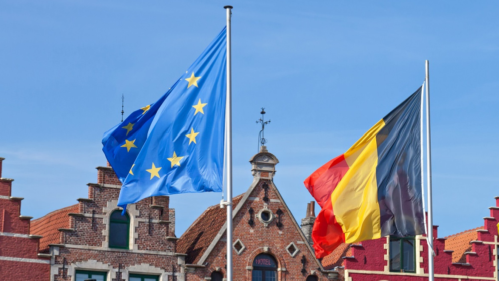 EU and Belgian flags on flagpoles.