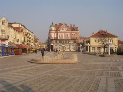 1280px-Lom-central-square.jpg