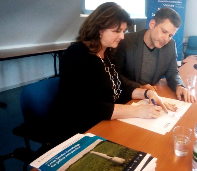Signing TEIN membership declaration Prof. dr. Anouk Bollen (Director ITEM) and Georg Walter (Director Euro-Institut)