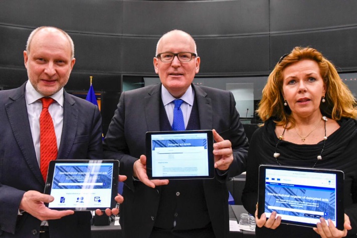 Estonian Deputy Minister for EU Affairs Matti Maasikas, First Vice-President of the Commission Frans Timmermans and MEP Cecilia Wikström © EP