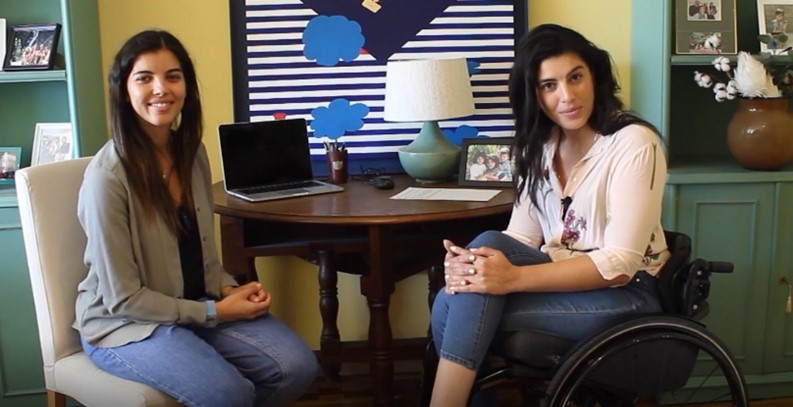 Catarina Oliveira with her sister in her bedroom