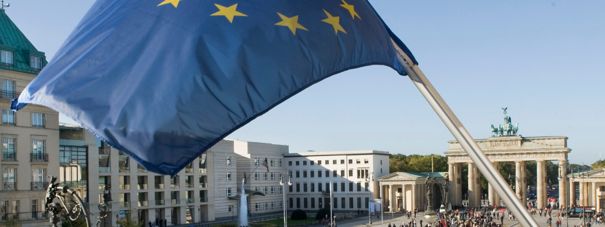 EU-Flagge weht vor dem Brandenburger Tor in Berlin