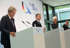 Mr Paolo GENTILONI, Mr Paschal DONOHOE, Ms Christine LAGARDE and Mr Klaus REGLING, at the Eurogroup Press conference © European Union, 2020