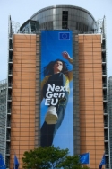 NextGenerationEU-juliste Berlaymont-rakennuksen seinällä Brysselissä