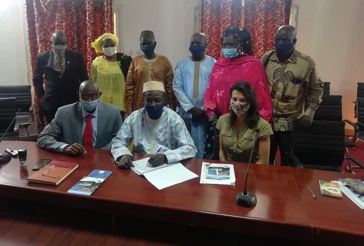 Signature of the MoU between Expertise France and the Intercommunal of Balanzan for launching the SEACAP in the presence of the mayors of Sébougou, Sakoiba et Pelengana.