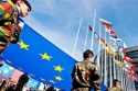 Sotilaat kantavat EU-lippua